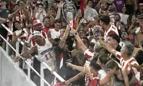 Juan Sebastián Verón le levantó la Copa en la jeta al Chiqui Tapia y la AFA estando sancionado como dirigente para que no pueda levantarla.